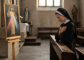 Santa Faustina nos ensina que, em dias de fraqueza espiritual, confiar na misericórdia de Deus vale mais do que sentir-se forte na oração