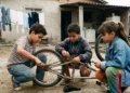 Geração criada nos anos 80 não aprendeu independência com “liberdade saudável”. Ela desenvolveu autonomia porque adultos deixavam problemas cotidianos sem mediação