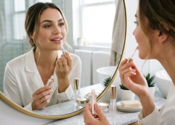 O segredo para o gloss volumizador funcionar melhor está em aplicar com os lábios sem resíduos