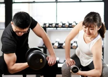 O que descer o peso devagar faz na hipertrofia e no crescimento muscular