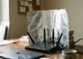 Papel-alumínio atrás do roteador para melhorar o sinal Wi-Fi
