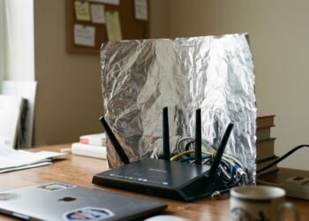 Papel-alumínio atrás do roteador para melhorar o sinal Wi-Fi