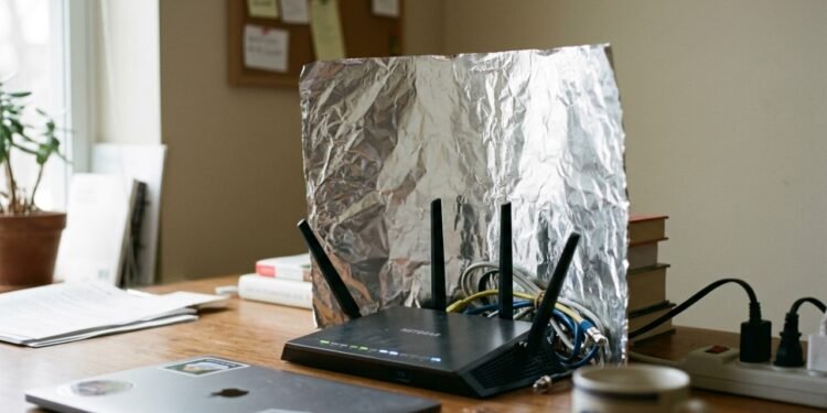 Papel-alumínio atrás do roteador para melhorar o sinal Wi-Fi