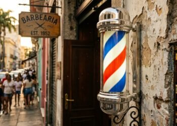 O significado do poste giratório colorido usado nas barbearias
