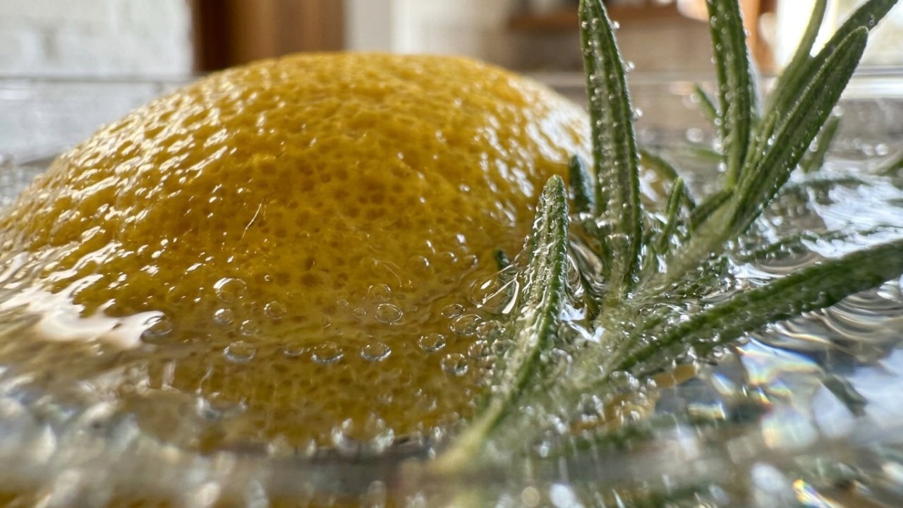Ferver casca de limão com alecrim para perfumar a casa