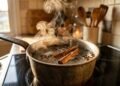 Colocar cravo e canela na água fervente