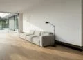 O detalhe invisível no chão que arquitetos estão usando em 2026 para fazer as paredes parecerem flutuar e ampliar salas de 40 metros quadrados