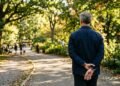 O significado de andar com as mãos para trás segundo a psicologia