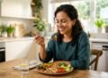 Não é tomar 2 litros de água de uma vez, nem cortar o sal da comida: o truque de mudança na mastigação que reduz o inchaço da barriga em 15 minutos sem tomar remédio