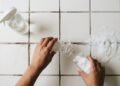 Nem água sanitária, nem produtos pesados, a mistura efervescente de vinagre que derrete o encardido do rejunte em minutos