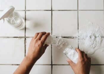 Nem água sanitária, nem produtos pesados, a mistura efervescente de vinagre que derrete o encardido do rejunte em minutos