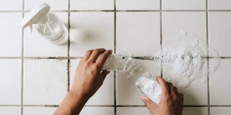 Nem água sanitária, nem produtos pesados, a mistura efervescente de vinagre que derrete o encardido do rejunte em minutos