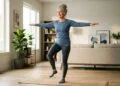 Um exercício para melhorar o equilíbrio está ganhando destaque entre pessoas com mais de 60 anos