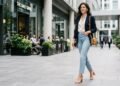 O salto que faz o jeans de lavagem clara parecer mais elegante do que tênis ou sapato neutro