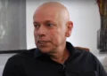 Retrato conceitual de um intelectual em reflexão, evocando o historiador Leandro Karnal