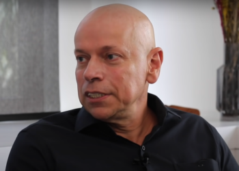 Retrato conceitual de um intelectual em reflexão, evocando o historiador Leandro Karnal
