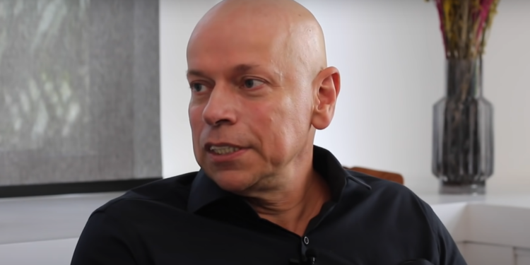 Retrato conceitual de um intelectual em reflexão, evocando o historiador Leandro Karnal