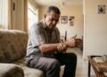 Rigidez muscular: por que esse sintoma silencioso e pouco valorizado pode ser um dos primeiros sinais do Parkinson