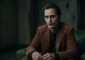 rthur Fleck em cena melancólica e solitária do filme Coringa