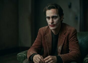 rthur Fleck em cena melancólica e solitária do filme Coringa