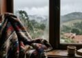 Colocar uma manta encostada na janela: para que serve e por que muita gente faz isso nos dias mais frios