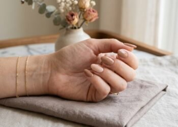 Mulheres elegantes estão trocando esmaltes vibrantes por essas cores sofisticadas