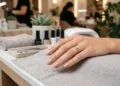 Nem glitter nem neon, estas unhas elegantes estão conquistando os salões em 2026