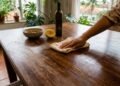Misture azeite e suco de limão da próxima vez que for limpar móveis de madeira e veja os arranhões superficiais desaparecerem