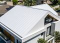 Por que arquitetos estão pintando telhados de branco para refrescar a casa e cortar o calor sem gastar mais energia