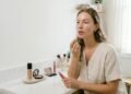 4 ideias de maquiagem leve e bonita para quem quer sair arrumada em poucos minutos