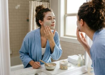 Nem sérum, nem máscara facial, o ingrediente simples da cozinha que muita gente usa para suavizar a pele sem gastar quase nada