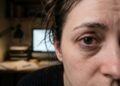 O tremor involuntário nas pálpebras não é sinal de derrames: neurologistas revelam o alerta silencioso de estresse e cansaço