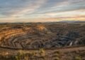 Mina a céu aberto no Wyoming, Estados Unidos, em paisagem árida ao entardecer