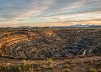 Mina a céu aberto no Wyoming, Estados Unidos, em paisagem árida ao entardecer