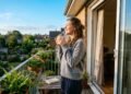 Nem remédios para dormir, nem chá de camomila, o protocolo de exposição solar matinal que regula o cortisol e fixa o ritmo circadiano de forma infalível