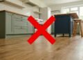 Não é piso vinílico nem porcelanato comum, o revestimento líquido que seca em 24 horas e pode ser derramado diretamente sobre o piso velho da cozinha