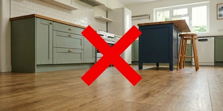 Não é piso vinílico nem porcelanato comum, o revestimento líquido que seca em 24 horas e pode ser derramado diretamente sobre o piso velho da cozinha