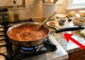 Poucas pessoas sabem para que serve o pequeno furo no cabo das panelas e como ele muda a forma de cozinhar