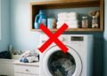 Não é um armário comum, nem uma prateleira aberta: a tecnologia das portas escamoteáveis que esconde a lavanderia na cozinha e devolve o espaço perdido à sala de estar