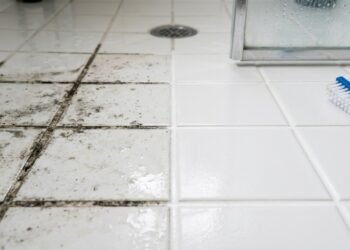 Sem cloro, nem produtos industriais, a melhor forma de tirar o encardido do rejunte do banheiro leva poucos minutos e usa a reação borbulhante do vinagre com bicarbonato
