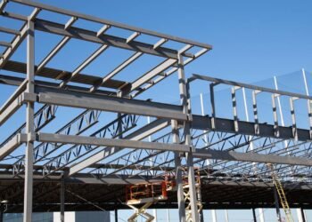 O projeto moderno que adota o aço para erguer residências de 2 andares sem usar tijolos