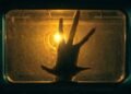 Mão pressionada contra uma janela iluminada por luz dourada em cena da série The Boroughs, da Netflix