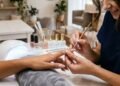 Nem glitter nem neon, estas unhas elegantes estão conquistando os salões em 2026
