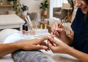 Nem glitter nem neon, estas unhas elegantes estão conquistando os salões em 2026
