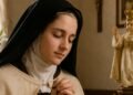 Santa Teresinha do Menino Jesus mostra que pequenas atitudes de confiança podem ter mais valor do que grandes esforços espirituais