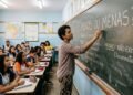 “Menos” ou “menas”: por que essa palavra continua sendo uma das mais comentadas quando o assunto é português correto?