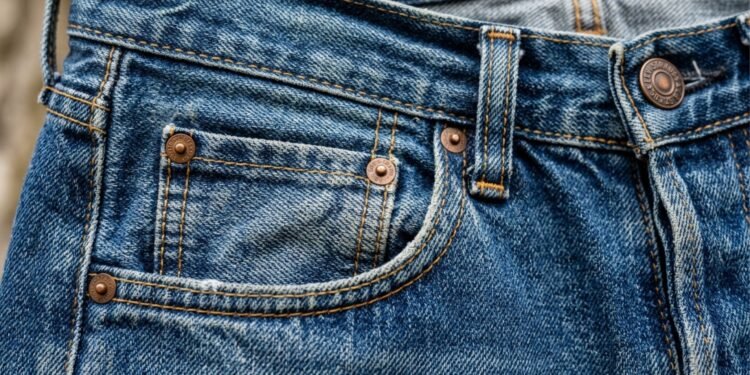 Para que serve o pequeno bolso dentro do bolso da calça jeans? A origem remonta ao século XIX