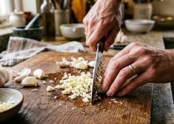 Poucos conhecem o truque que ajuda a eliminar o cheiro de alho das mãos em poucos segundos