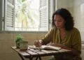 A psicologia afirma que as pessoas que passam pelos 40 e 50 anos sem ter um parceiro para lhes dar apoio emocional não se tornam mais duras ou fechadas, elas desenvolvem silenciosamente algo profundo que a maioria