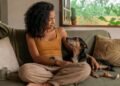 A psicologia afirma que pessoas que preferem a companhia de seus animais de estimação em vez de grandes eventos sociais tendem a apresentar níveis mais altos de empatia profunda